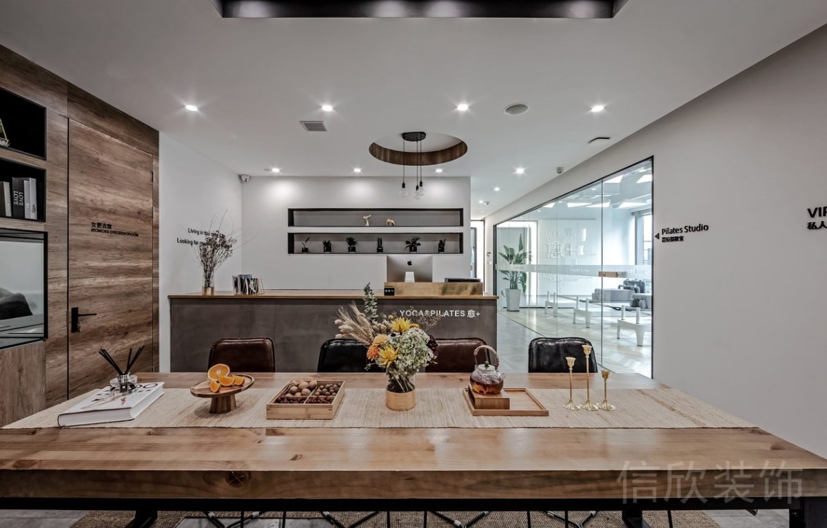原木風墻體設計皮革沙發(fā)休息區(qū)瑜伽機構裝修