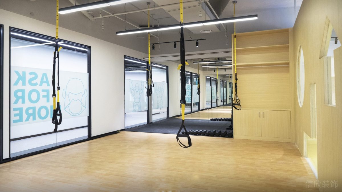 原木裝修瑜伽區(qū)透明玻璃門板設(shè)計