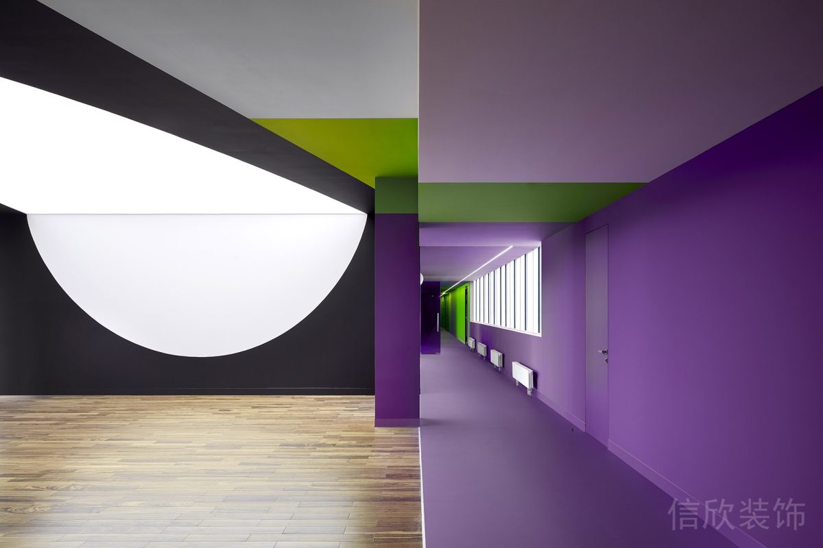 紫色過道健身房機構(gòu)半圓墻體設(shè)計