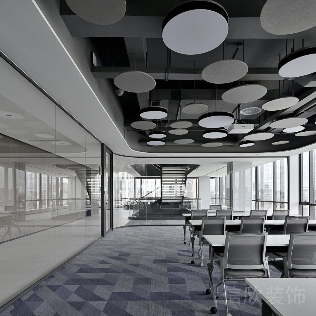 波點(diǎn)圓形天花創(chuàng)意設(shè)計(jì)多人洽談室裝修玻璃隔斷圖