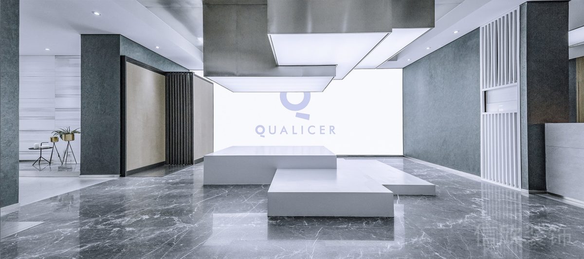 辦公室燈飾品牌背景板效果圖階梯式白色大廳休息區(qū)