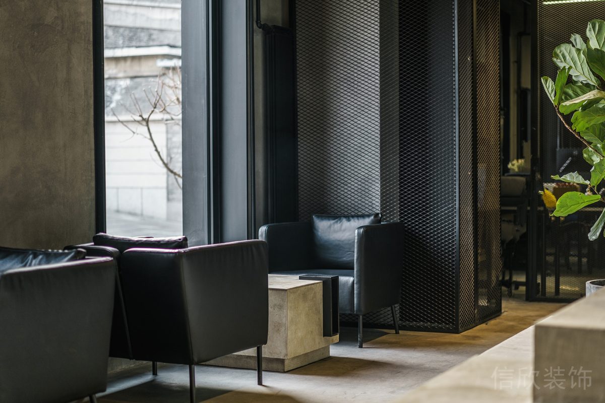 辦公室裝修窗邊工業(yè)風(fēng)設(shè)計皮革沙發(fā)