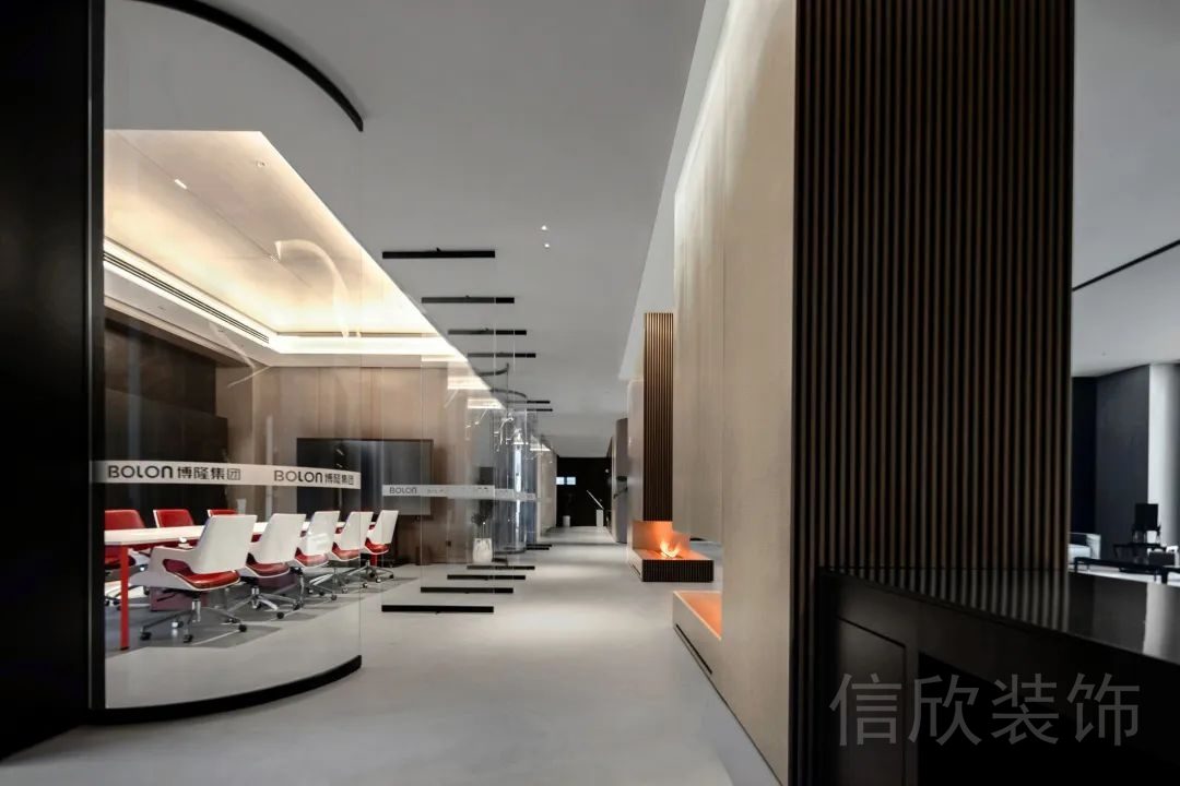 玻璃弧線隔斷效果木飾面條紋肌理設(shè)計(jì)直線式過(guò)道