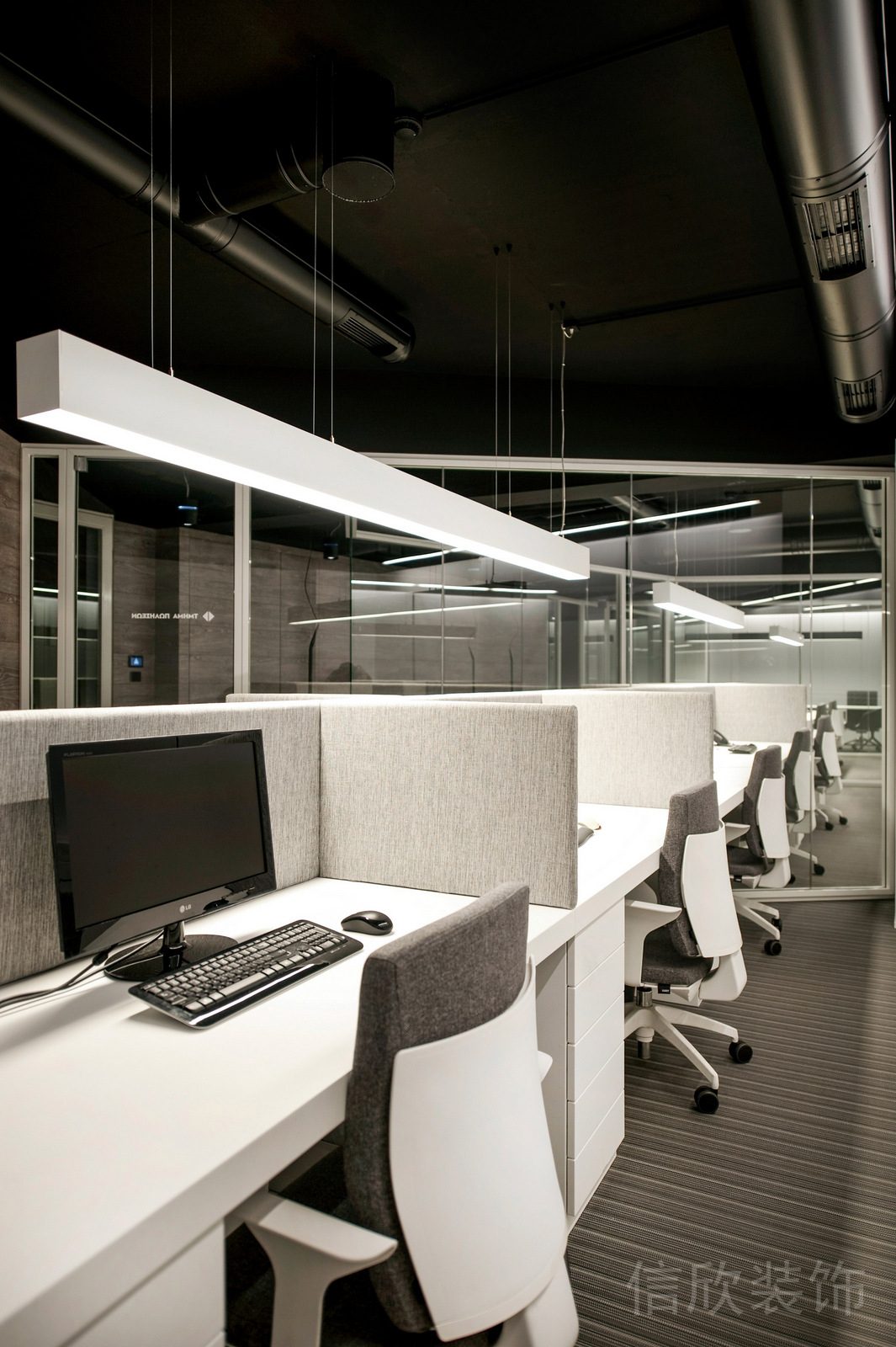白色搭配灰色紡織品桌椅裝修懸吊式矩形條形燈帶設(shè)計(jì)辦公室設(shè)計(jì)圖