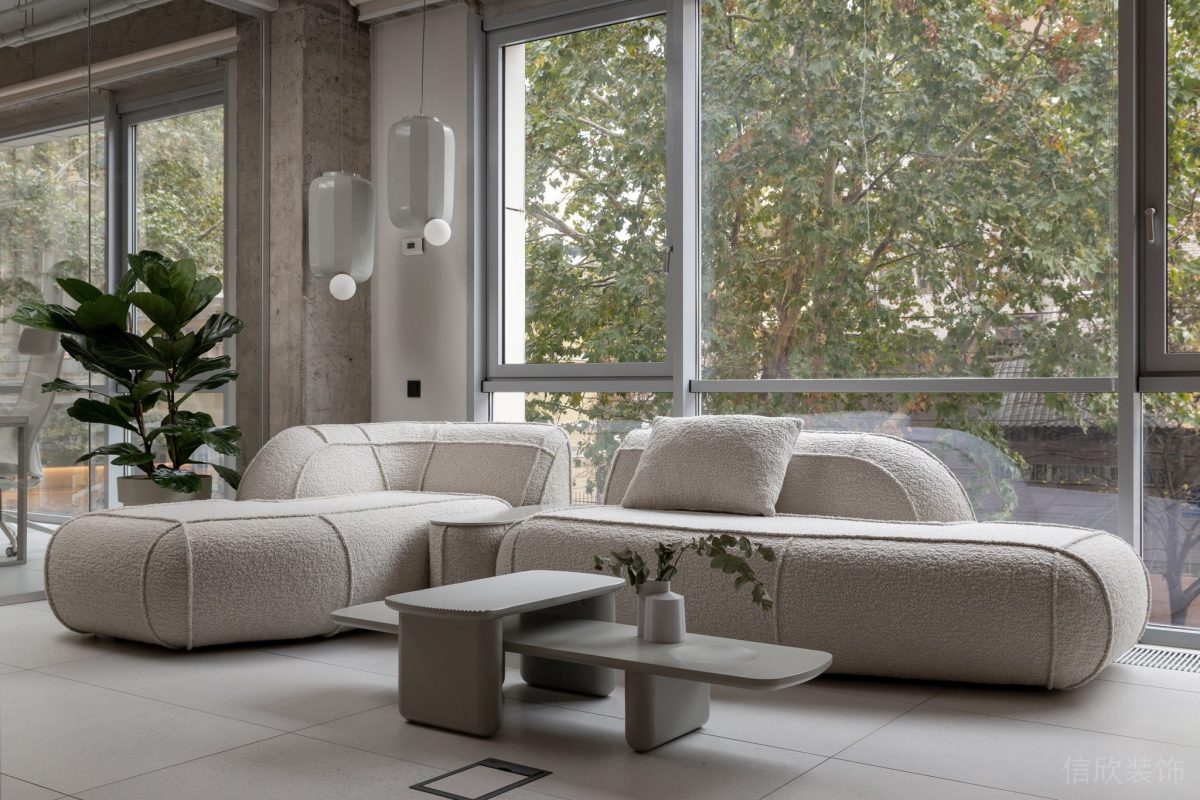 白色弧形沙發(fā)落地窗休息區(qū)設(shè)計(jì)效果圖