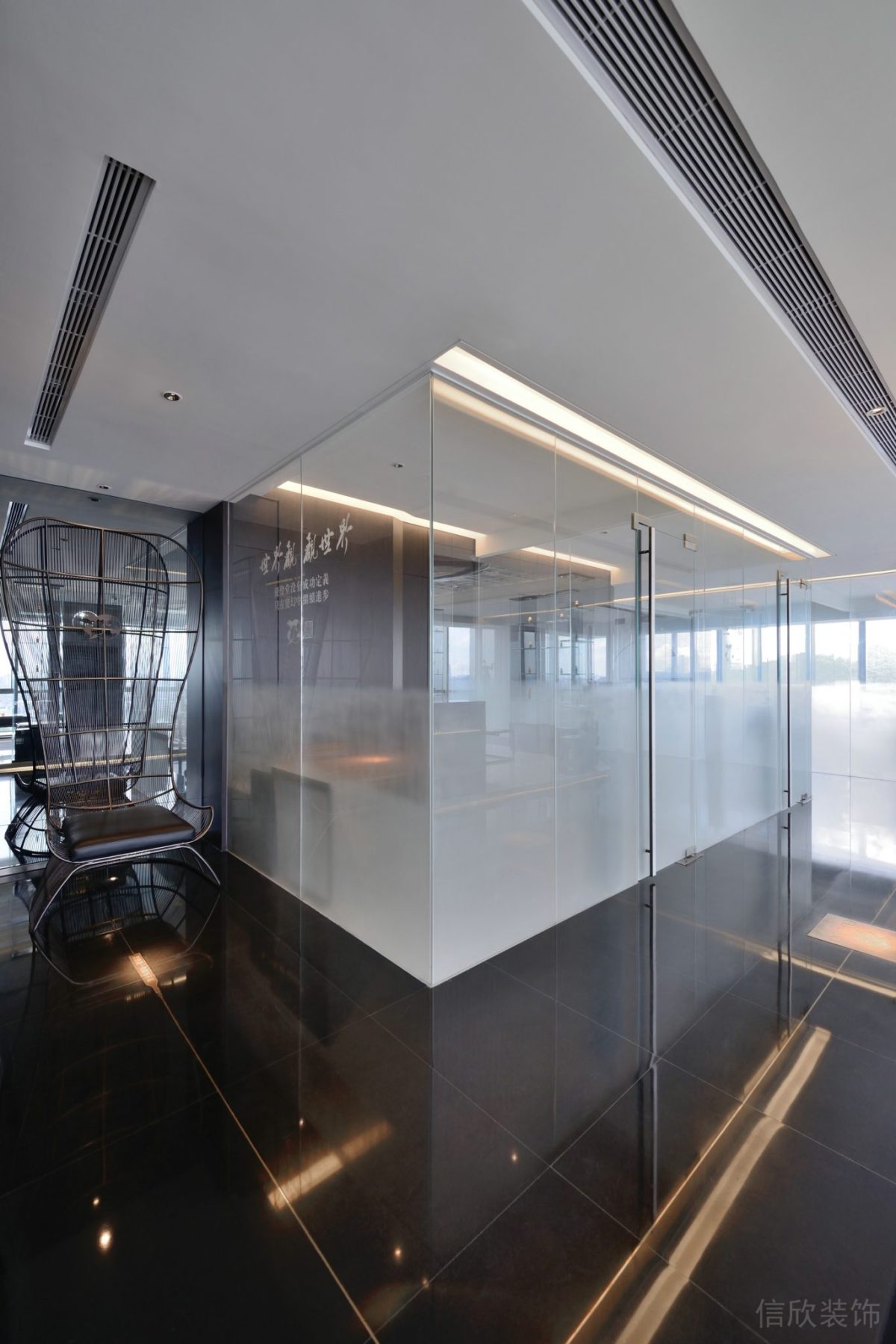 半私密半高透玻璃門板裝修鏡面玻璃墻板辦公室設(shè)計(jì)圖