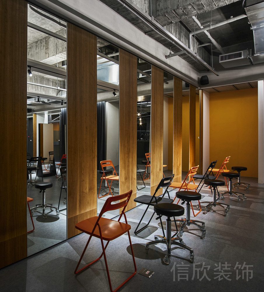 半原木墻壁與半高透鏡面玻璃設(shè)計(jì)灰色大理石地板裝修辦公室裝修設(shè)計(jì)圖