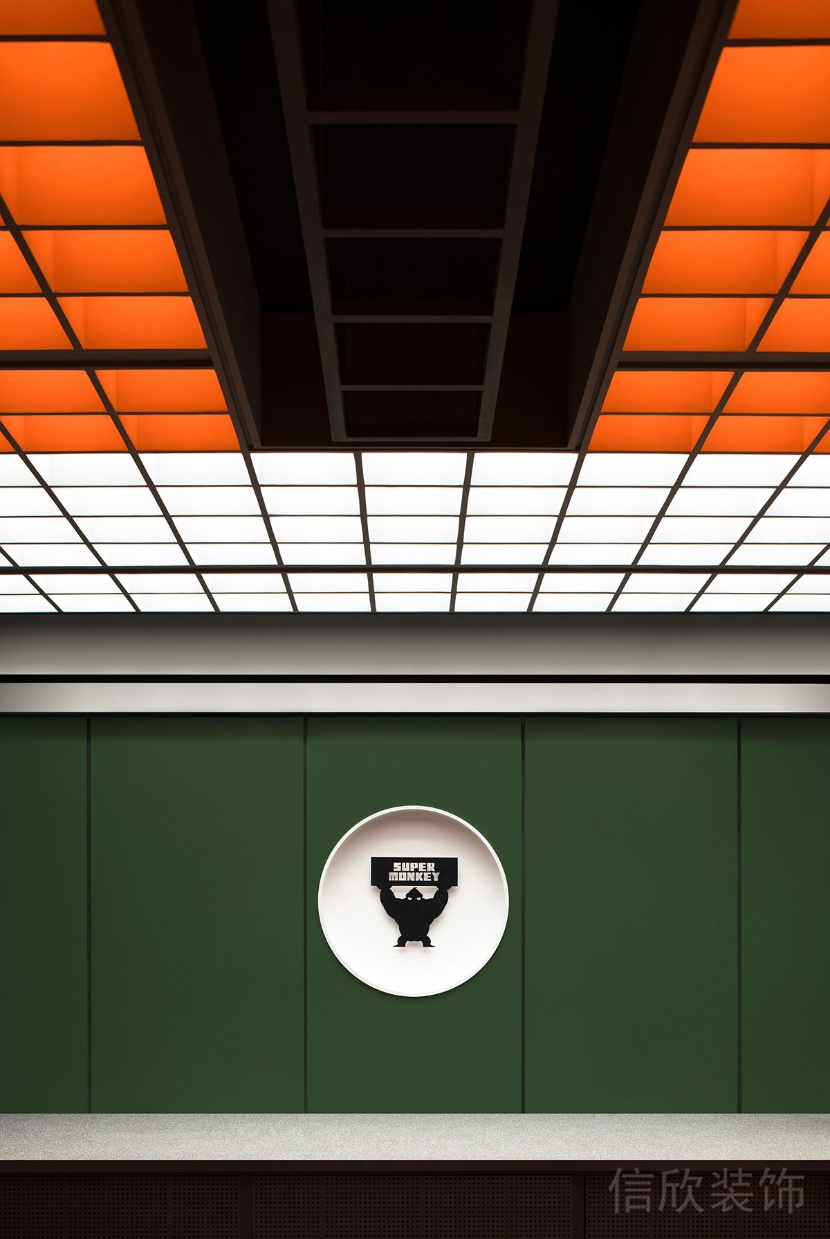 橙色燈飾效果天花設(shè)計(jì)綠色皮革軟包墻體設(shè)計(jì)教室