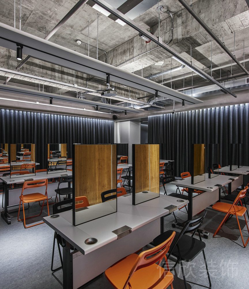 橙色黑色調(diào)極簡座椅設(shè)計藍(lán)色調(diào)窗簾裝修辦公室工作區(qū)設(shè)計效果圖