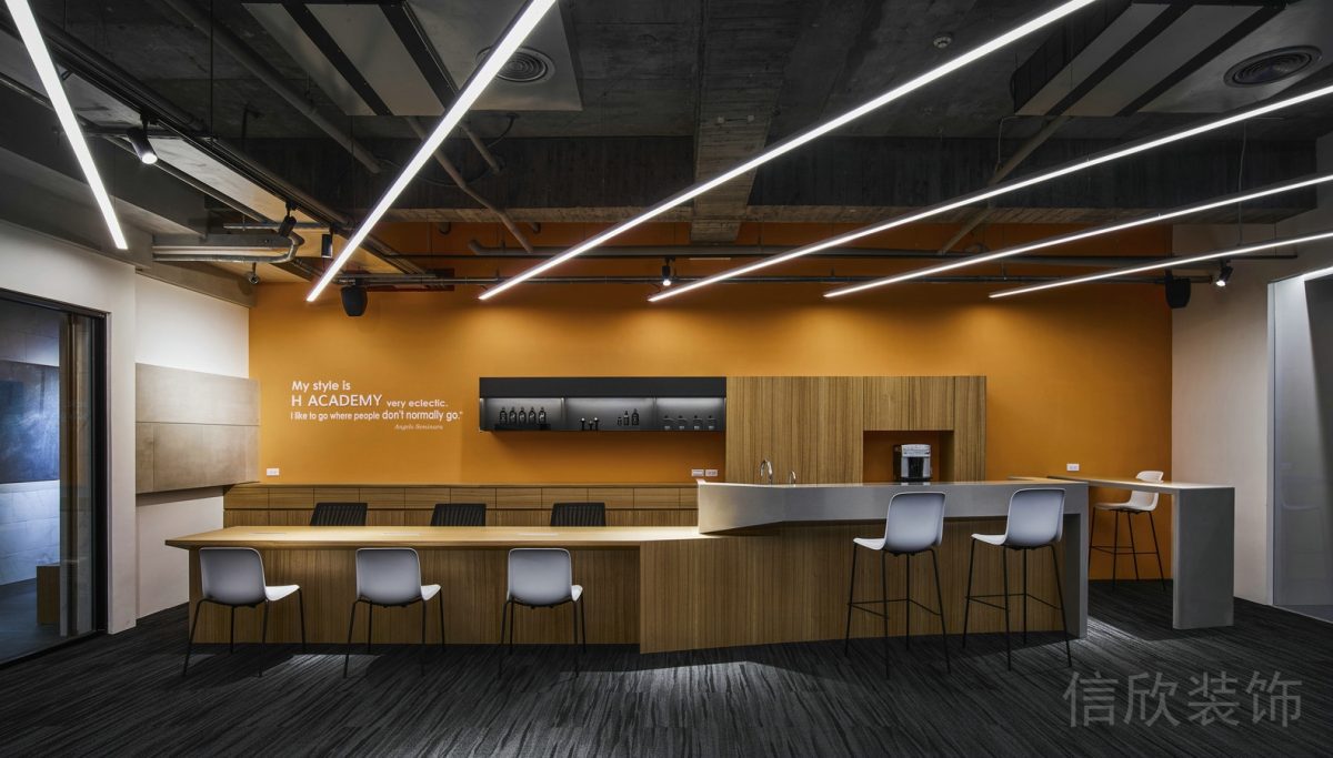 橙色強調(diào)色墻漆設(shè)計原木桌板裝修辦公室茶水間裝修設(shè)計圖