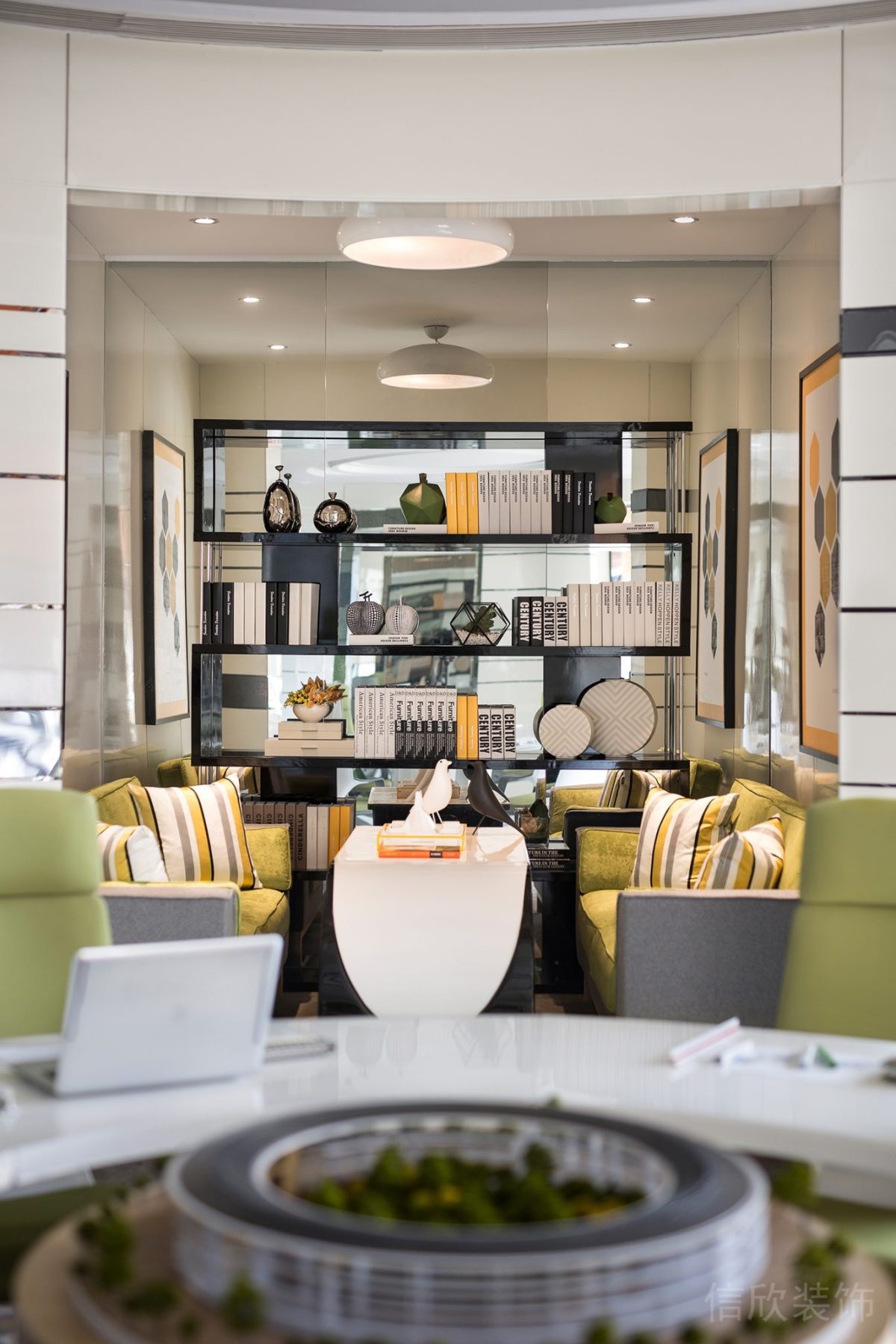 對(duì)稱(chēng)式鏡面收納柜裝修設(shè)計(jì)客廳裝修