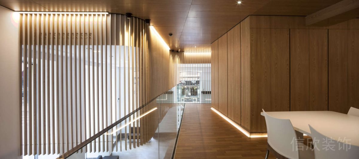 方形白色極簡風桌椅裝修內(nèi)嵌式圓形射燈設(shè)計辦公室休息區(qū)裝修