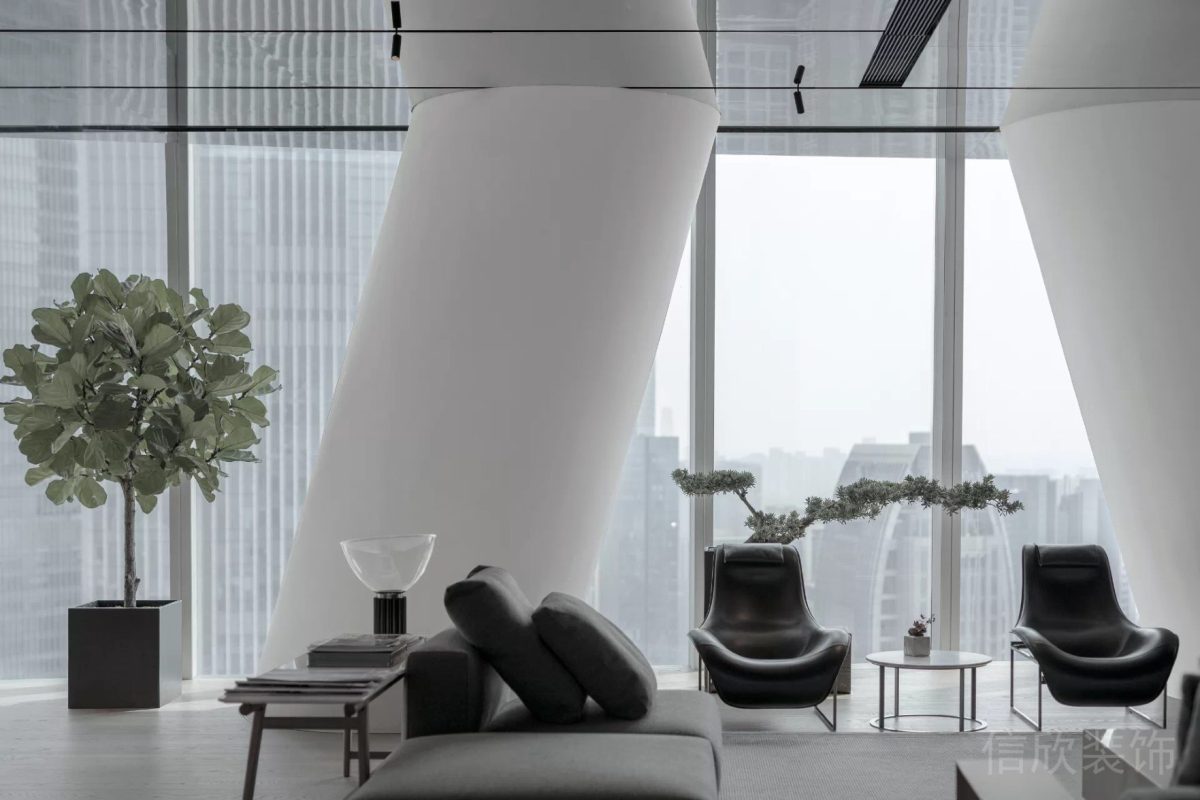 紡織黑色調(diào)沙發(fā)搭配鋁合金桌板設(shè)計辦公室員工休息區(qū)裝修