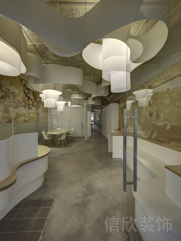 宮廷風(fēng)裝修設(shè)計弧線燈飾效果圖辦公室大廳過道裝修