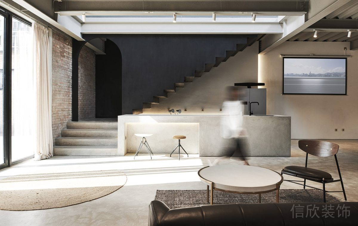 拱形黑色墻體設(shè)計辦公室大廳竹編地毯裝修