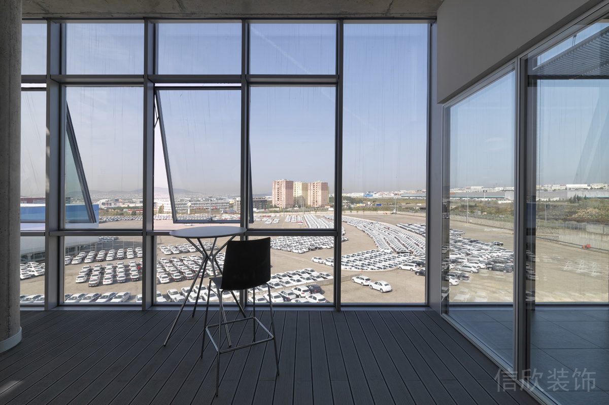 工業風水泥支撐柱設計全落地式高透玻璃裝修辦公室休息區裝修圖