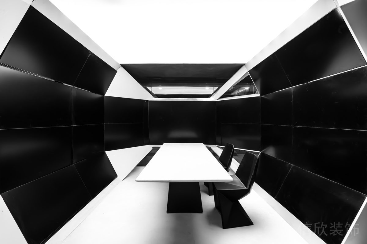 黑白撞色桌子搭配黑色極簡座椅設(shè)計(jì)辦公室裝修設(shè)計(jì)