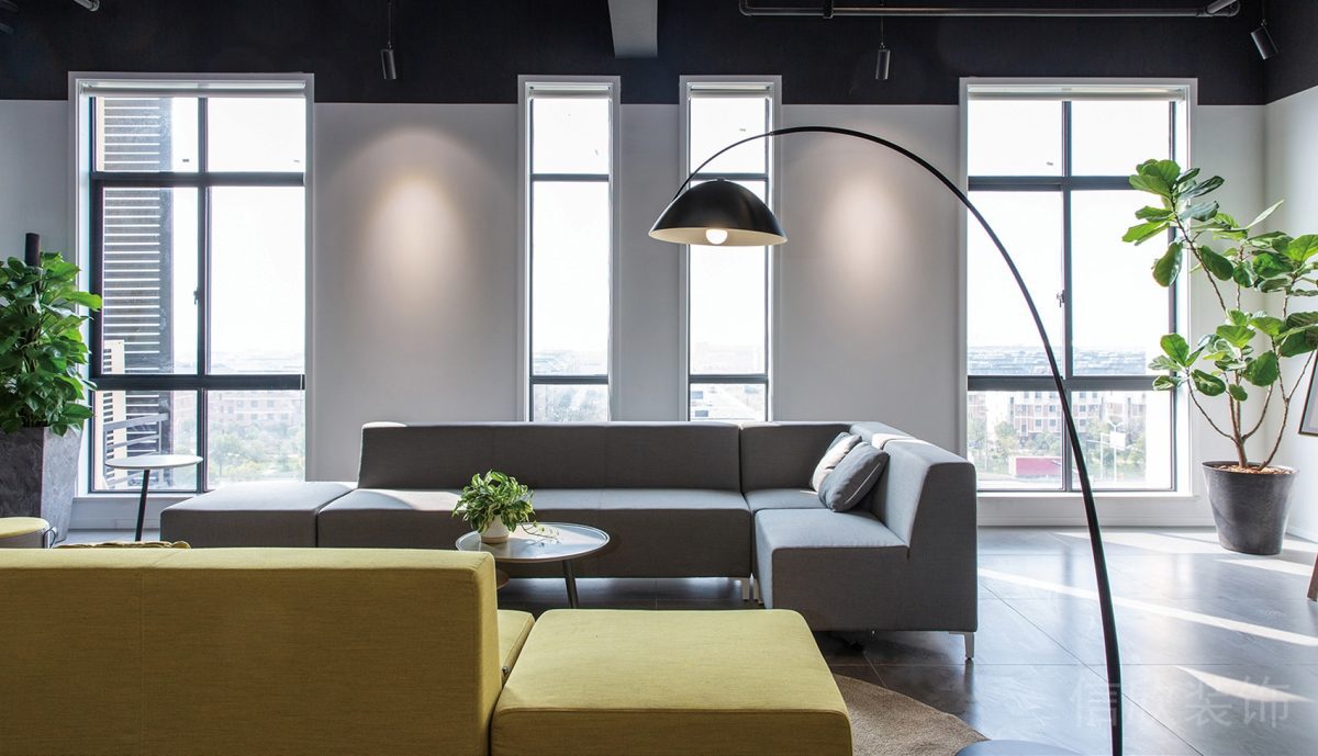 灰色紡織沙發(fā)設(shè)計(jì)黑色調(diào)工業(yè)風(fēng)天花板裝修辦公室休息區(qū)設(shè)計(jì)圖