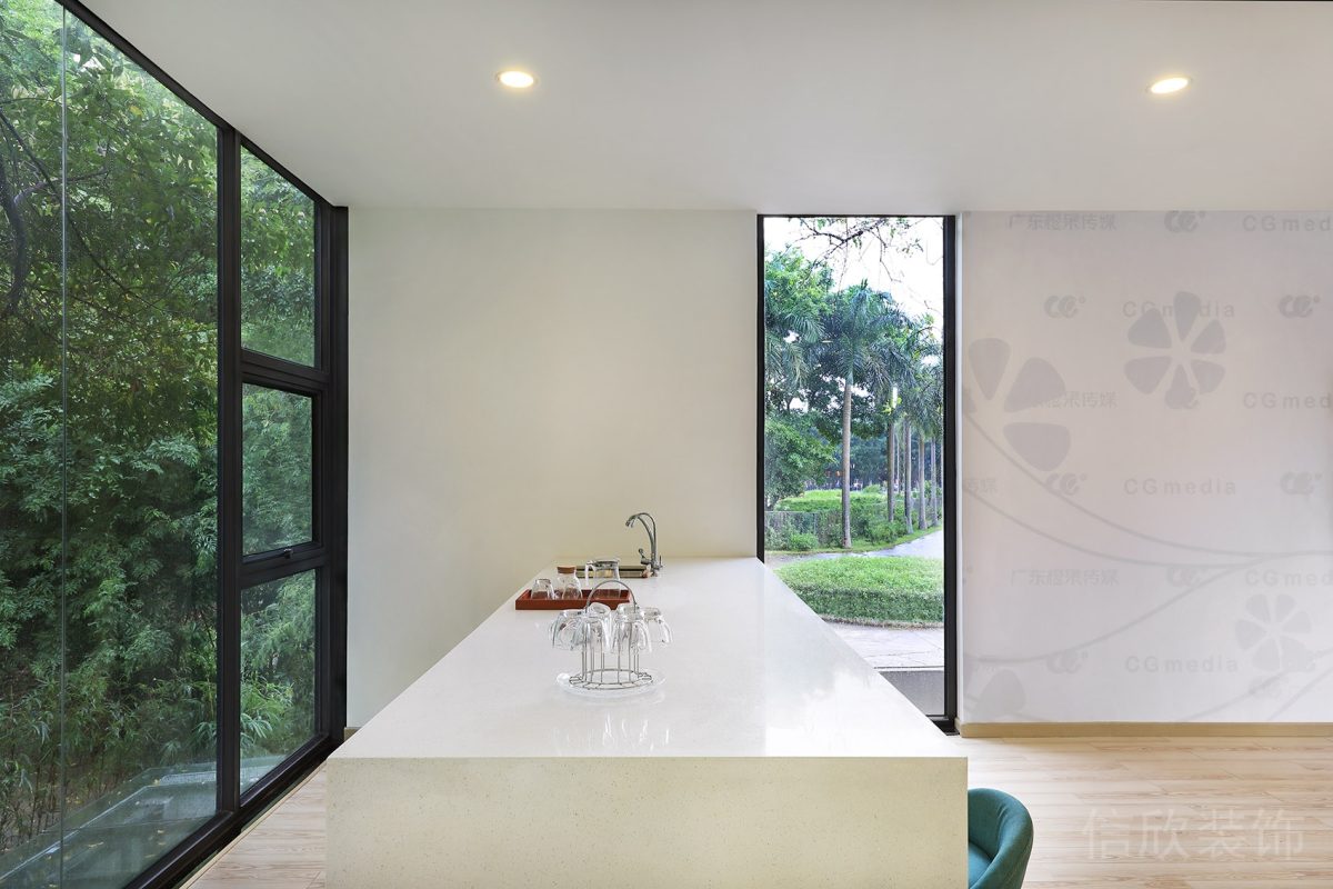 黑色金屬邊框白色長(zhǎng)桌茶水間玻璃窗戶設(shè)計(jì)