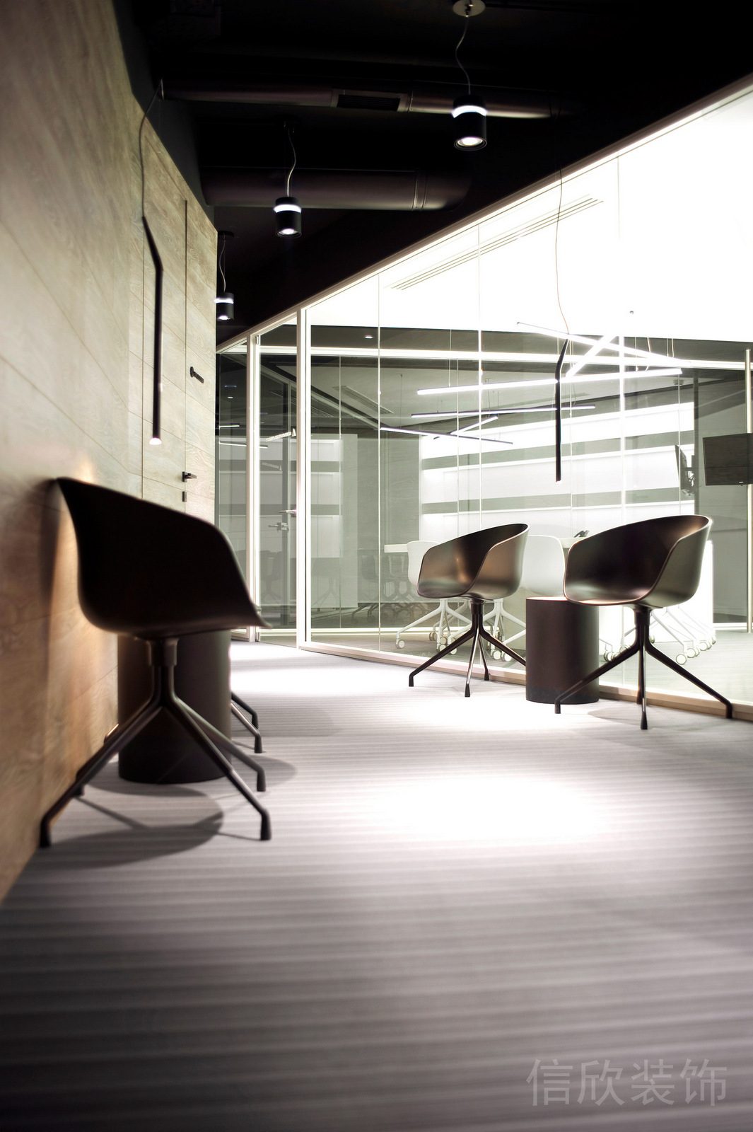 灰色條紋地毯裝修原木墻壁裝修辦公室走廊裝修設(shè)計(jì)