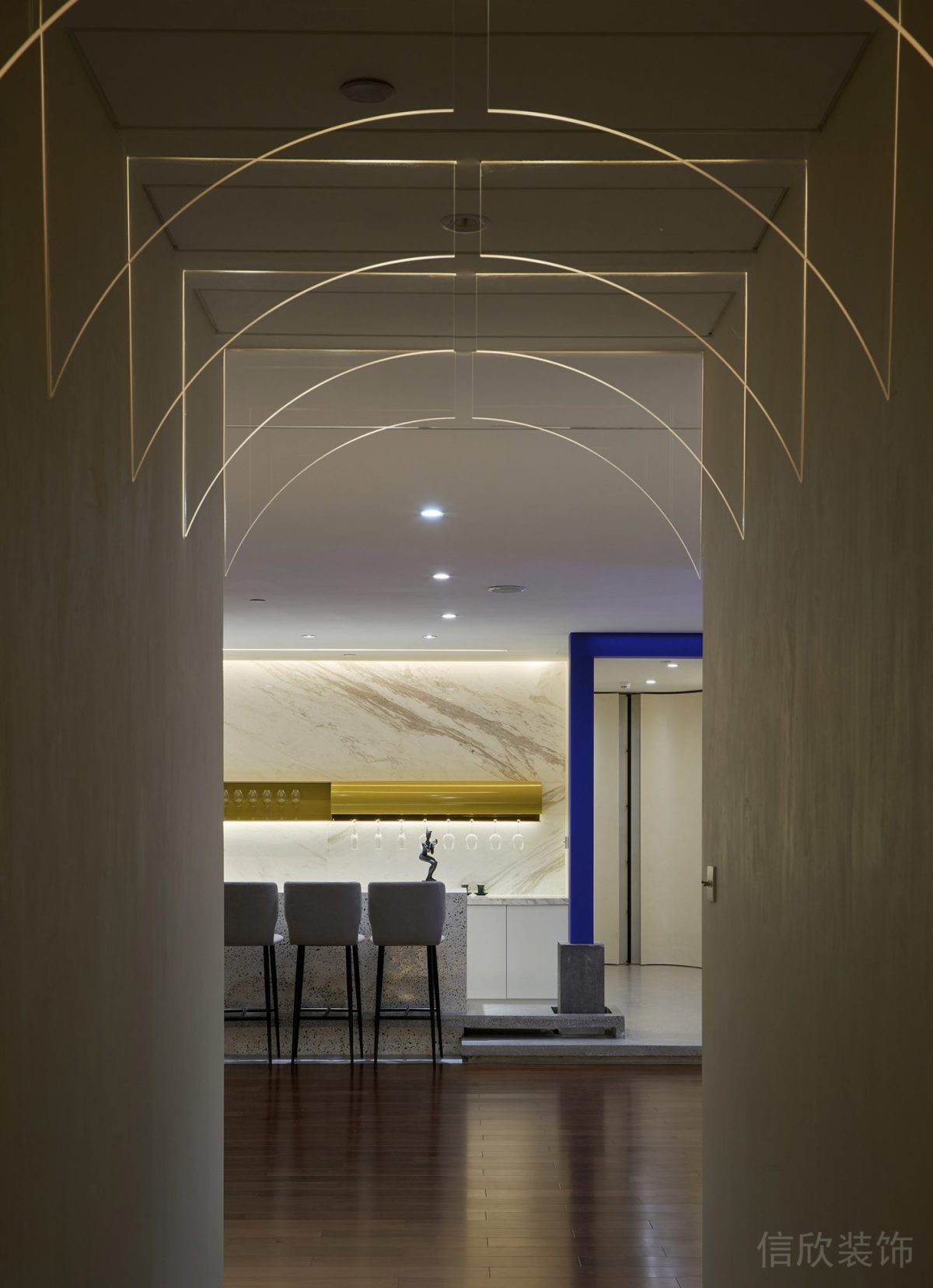 弧形玻璃門框裝修原木風(fēng)地板設(shè)計辦公室茶水間效果圖