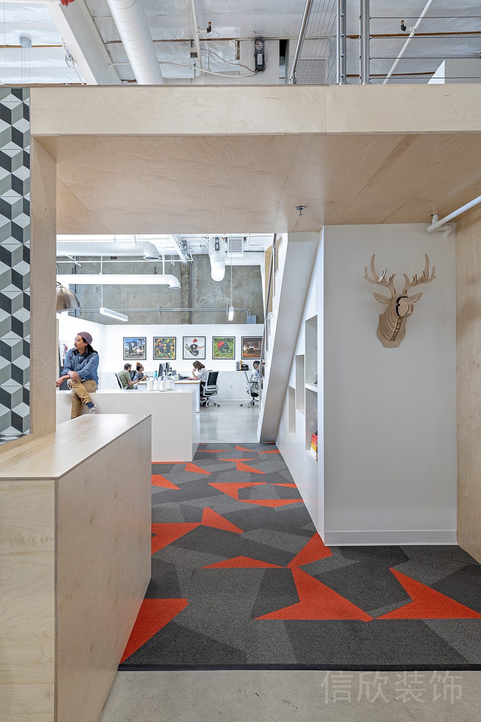 環(huán)形木質走廊設計地毯裝修辦公室