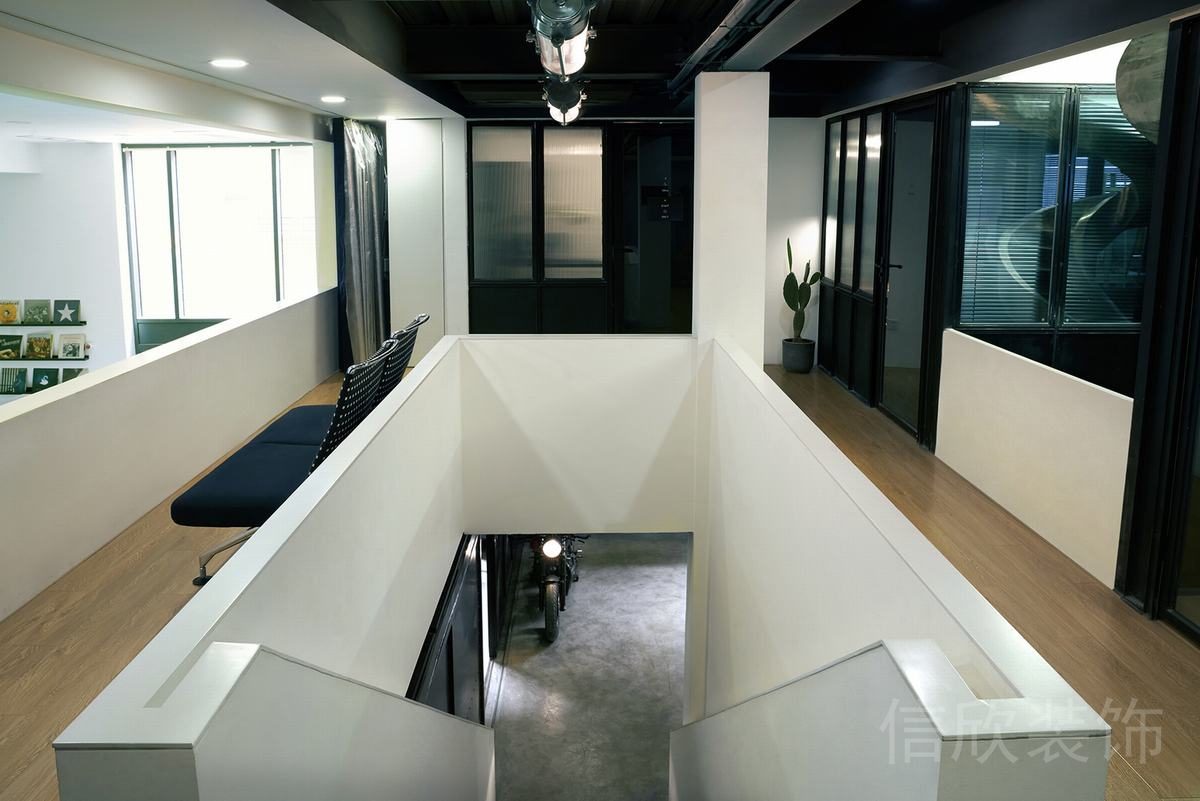 階梯式白色過道裝修黑白色調效果辦公室走廊木質地板