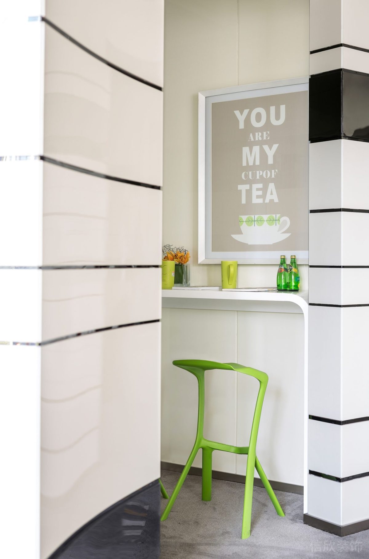 綠色創(chuàng)意幾何線(xiàn)條高腳凳休息區(qū)辦公室茶水間線(xiàn)條墻壁裝修辦公室