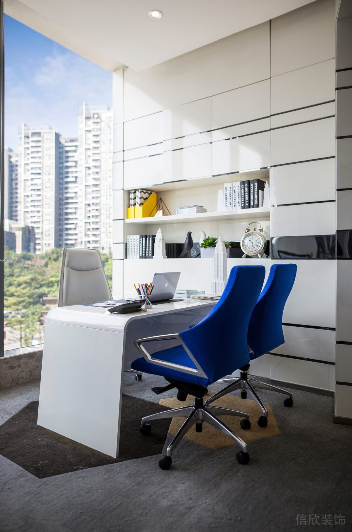 藍(lán)色洽談室總裁辦公室裝修設(shè)計(jì)效果圖簡(jiǎn)約風(fēng)墻柜效果