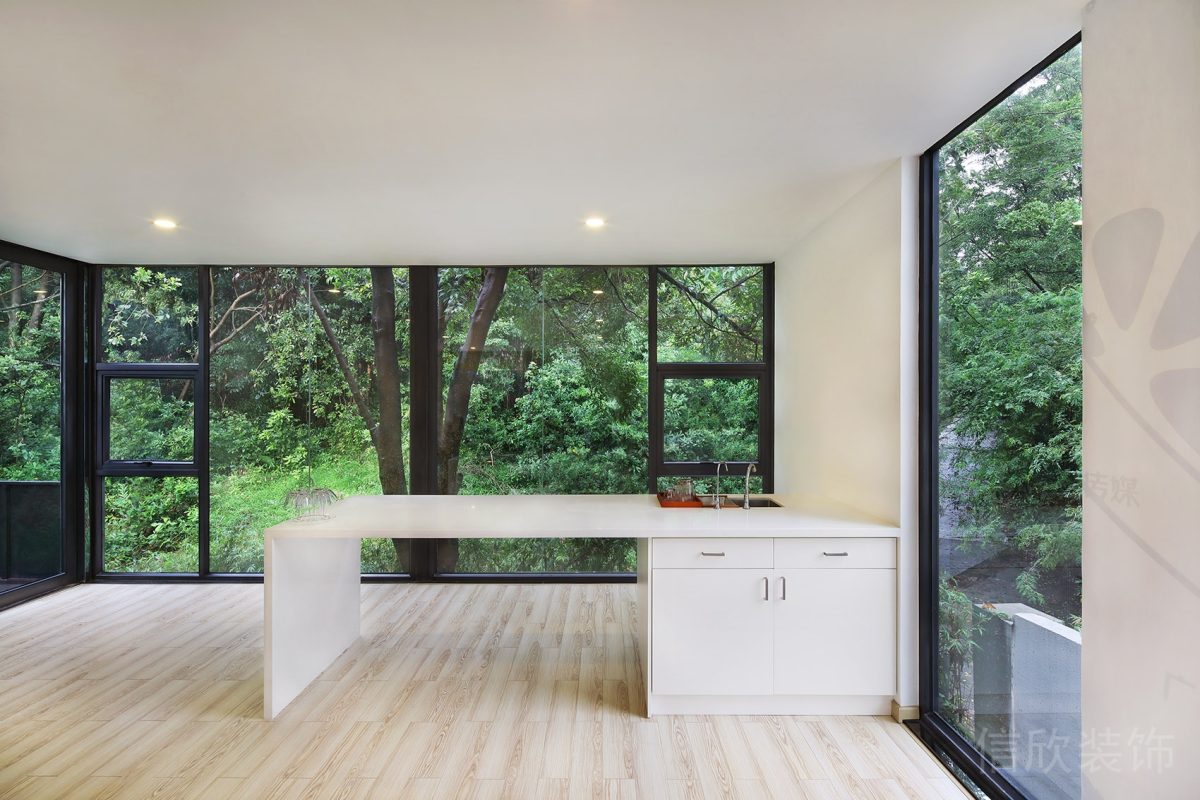 木質(zhì)地板環(huán)形落地玻璃設(shè)計(jì)開放式茶水間廚房裝修