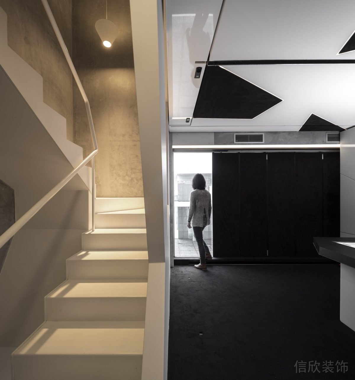 暖色調(diào)懸吊式射燈裝修智能控制黑色調(diào)遮光窗簾辦公室休息區(qū)設(shè)計