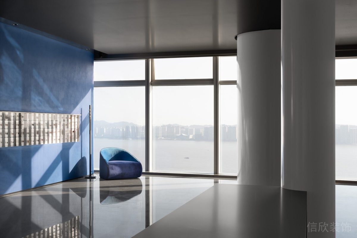 全落地式玻璃裝修藍色反絨皮懶人沙發(fā)設(shè)計辦公室休息區(qū)裝修