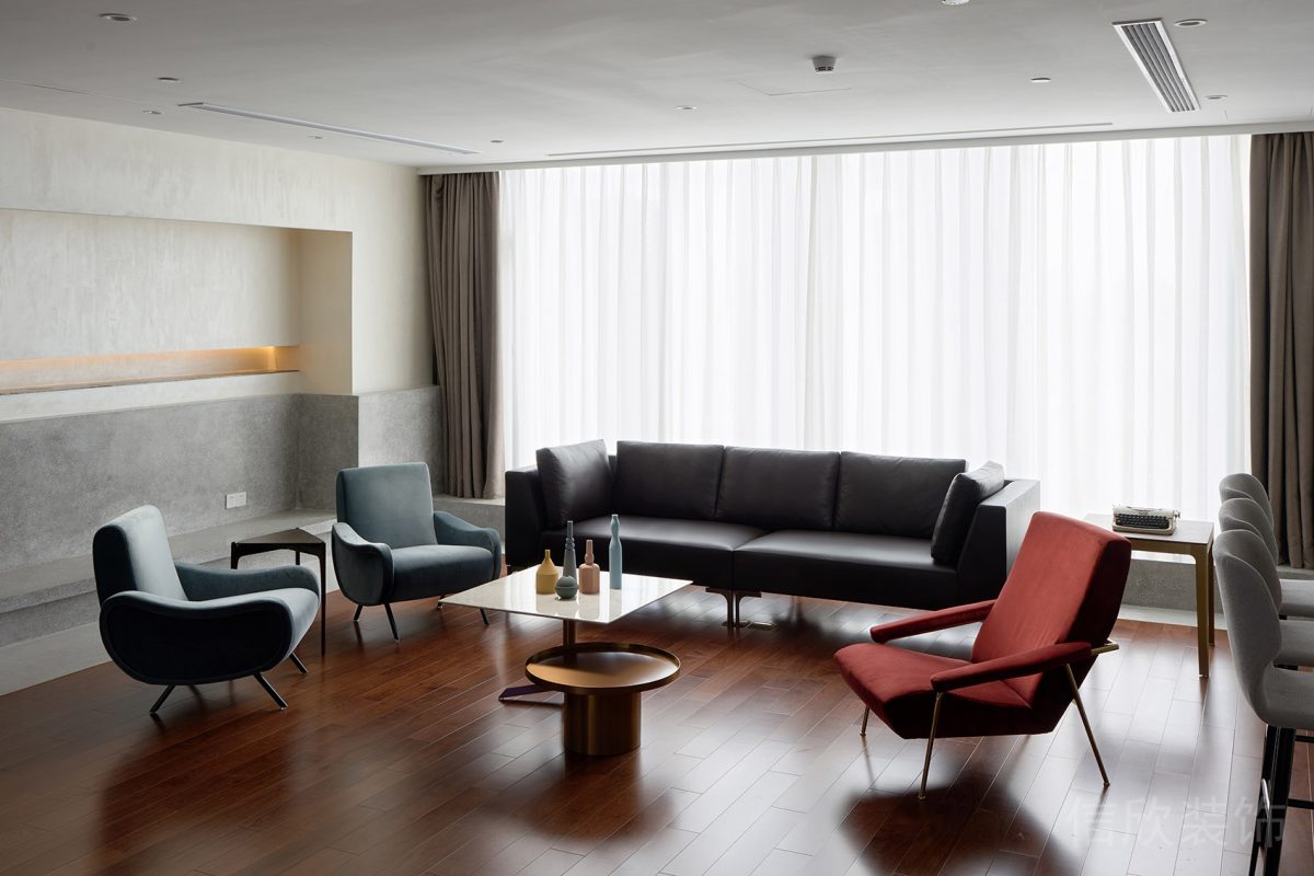 沙發(fā)裝修設(shè)計紅藍(lán)撞色設(shè)計效果半墻灰色設(shè)計工作室