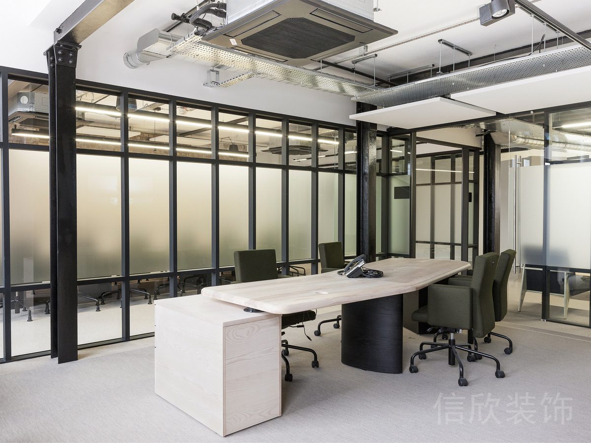 私密玻璃門(mén)板裝修原木楓木色桌板裝修辦公室裝修效果