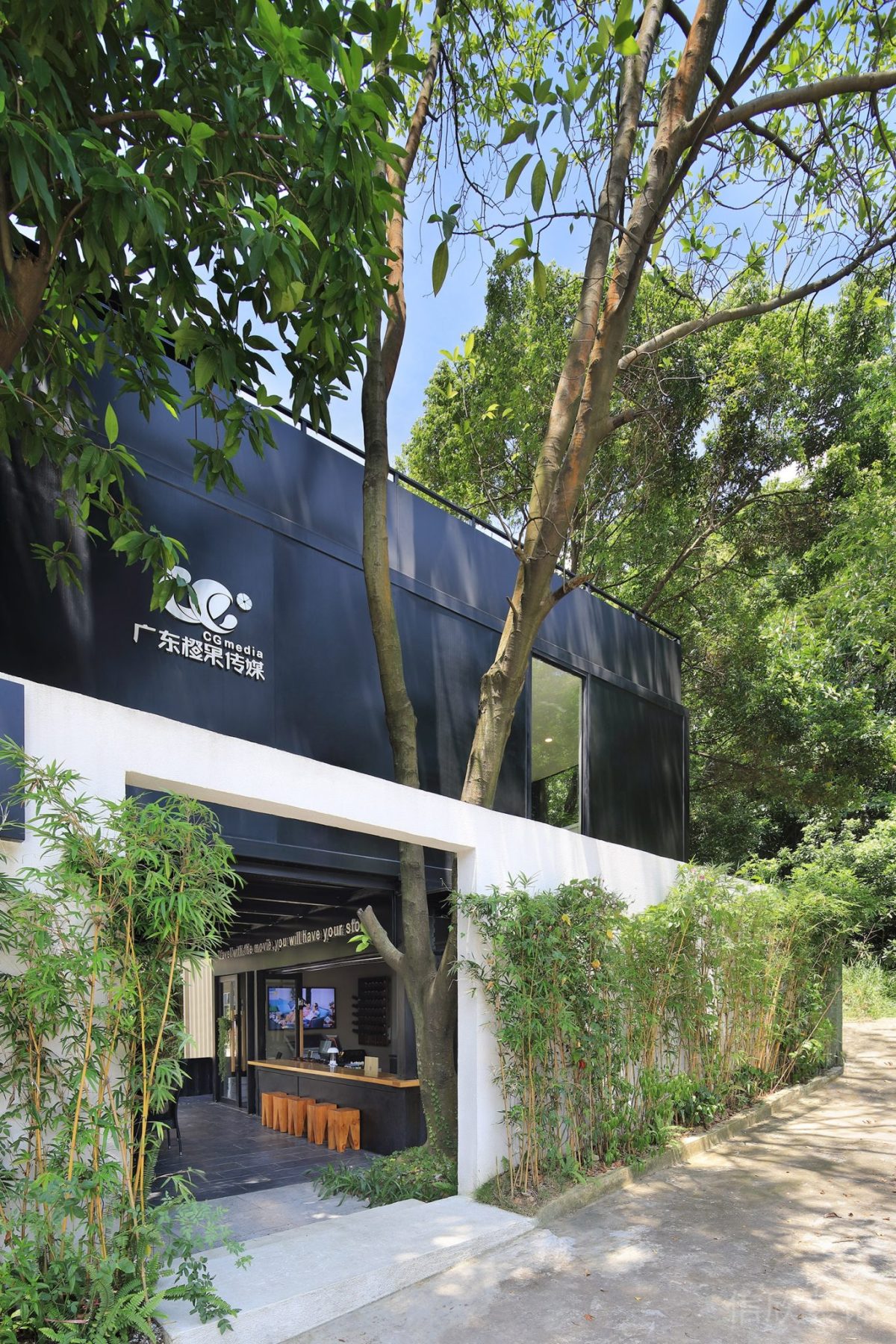 深圳綠化設(shè)計大廳設(shè)計門框黑白色調(diào)效果