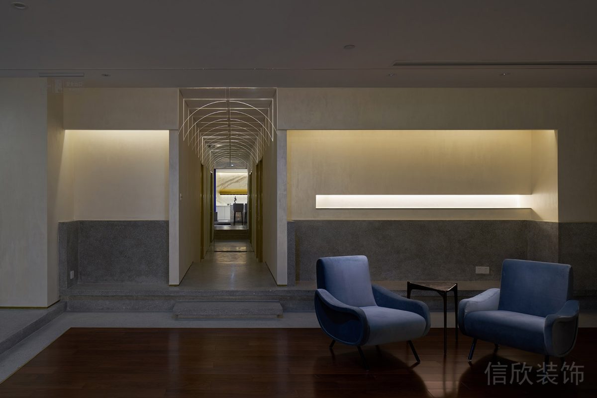 現(xiàn)代極簡風深色木飾面地板裝修藍色沙發(fā)洽談室休息區(qū)裝修