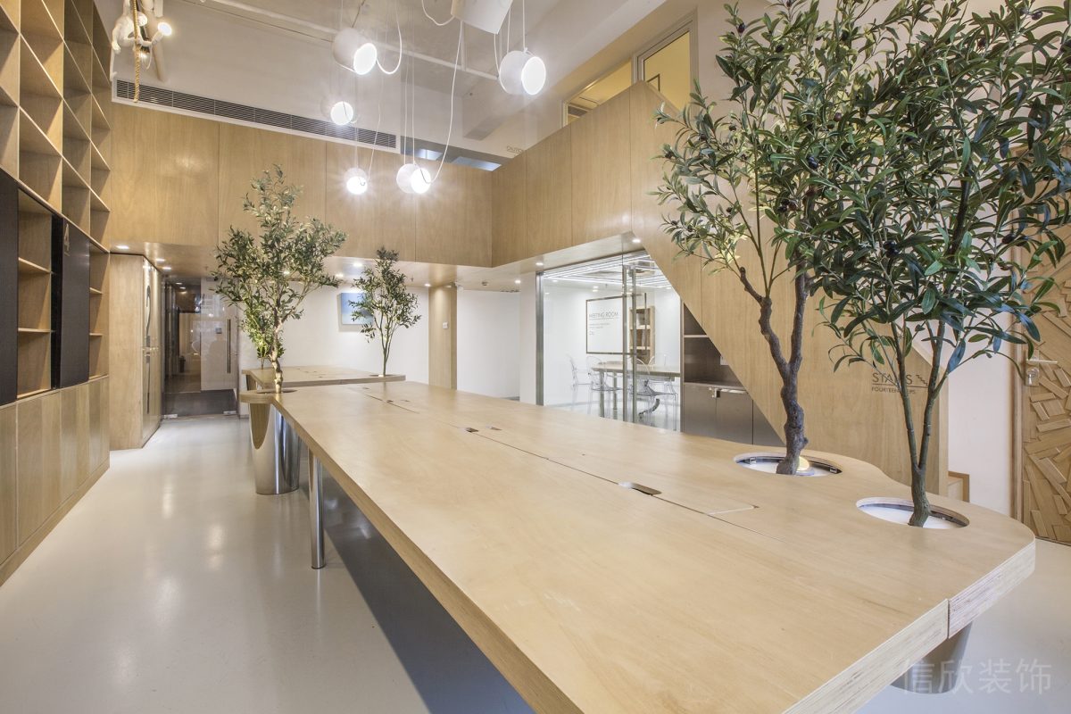 原木風(fēng)裝修辦公室設(shè)計(jì)金屬工作桌領(lǐng)導(dǎo)設(shè)計(jì)辦公室