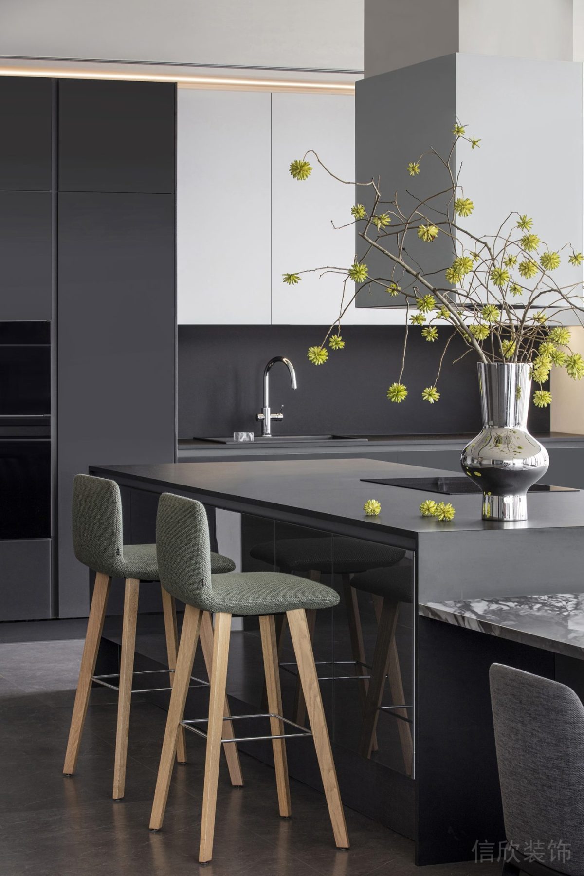 原木高腳椅設(shè)計(jì)定制式置物柜裝修辦公室吧臺(tái)裝修設(shè)計(jì)