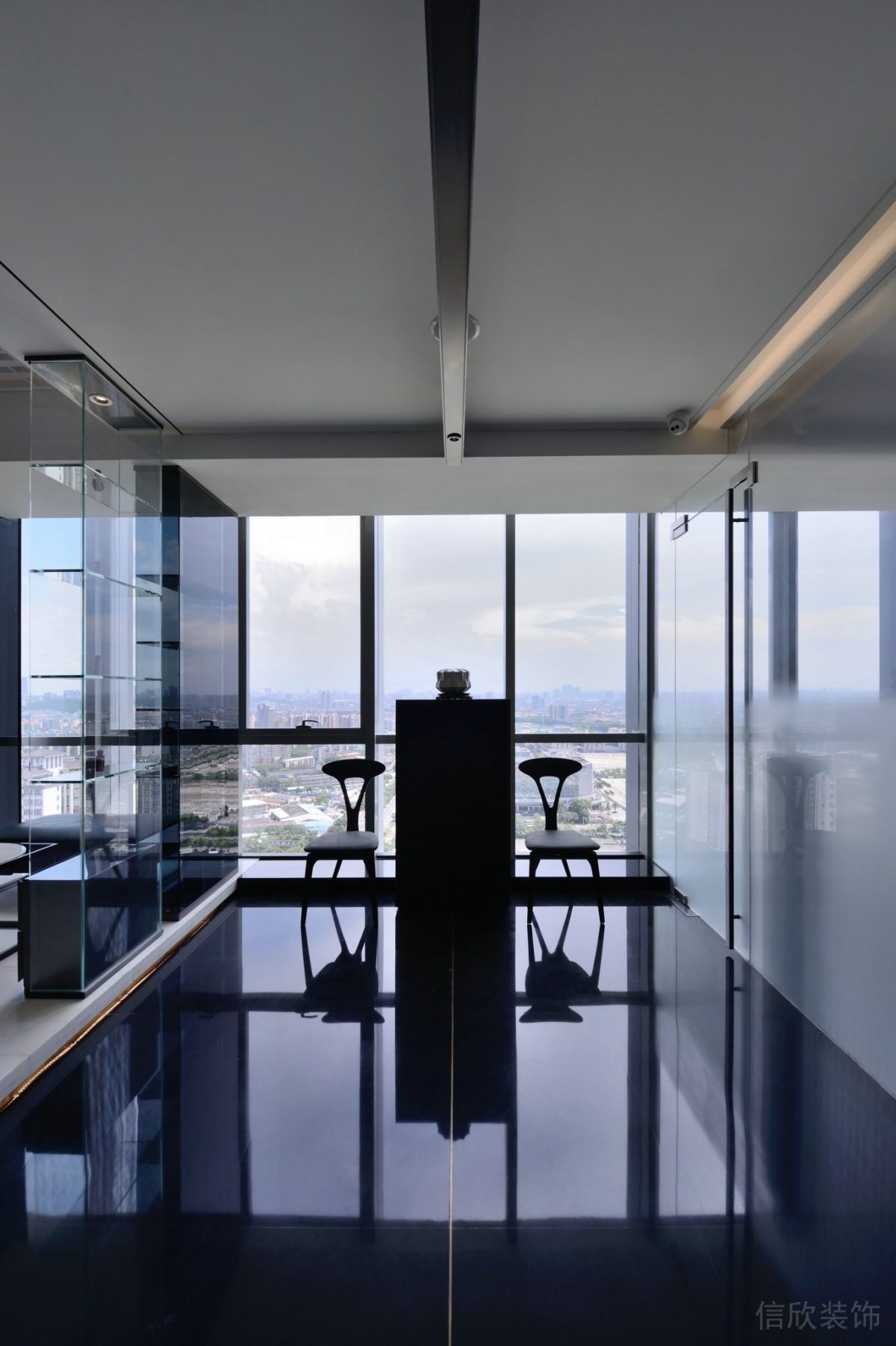 原木極簡(jiǎn)風(fēng)座椅設(shè)計(jì)全落地式玻璃辦公室走廊裝修設(shè)計(jì)圖