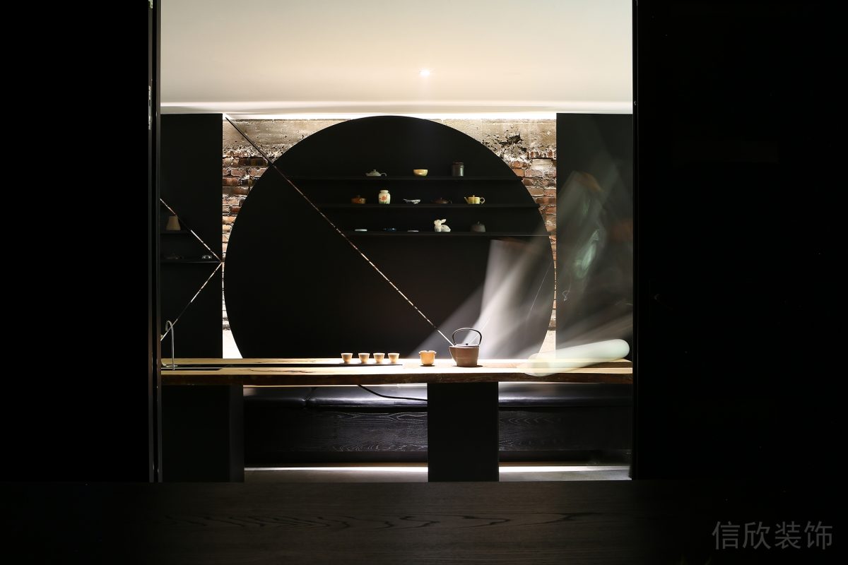 圓形原木黑色調(diào)墻板設(shè)計(jì)原木桌板搭配不銹鋼黑色調(diào)桌腳辦公室茶室設(shè)計(jì)效果圖