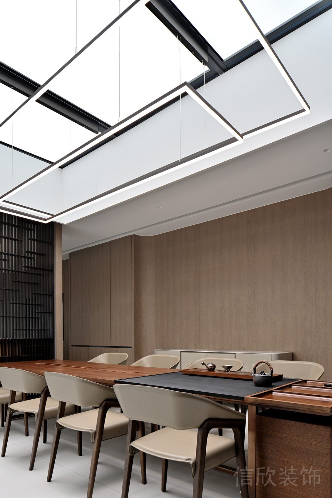 中式會(huì)客區(qū)長(zhǎng)桌木飾面裝修鏤空天花燈飾效果