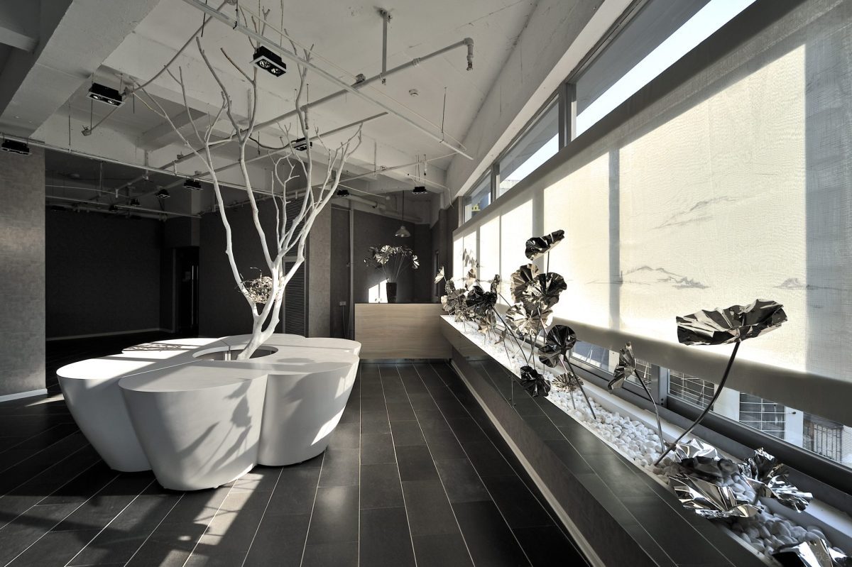 裝置藝術(shù)設(shè)計感辦公室休息區(qū)大廳過道裝修荷花雕塑效果