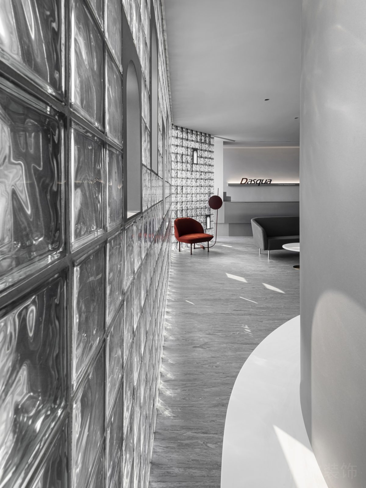 玻璃墻體隔斷效果灰色調(diào)設(shè)計(jì)辦公室過道