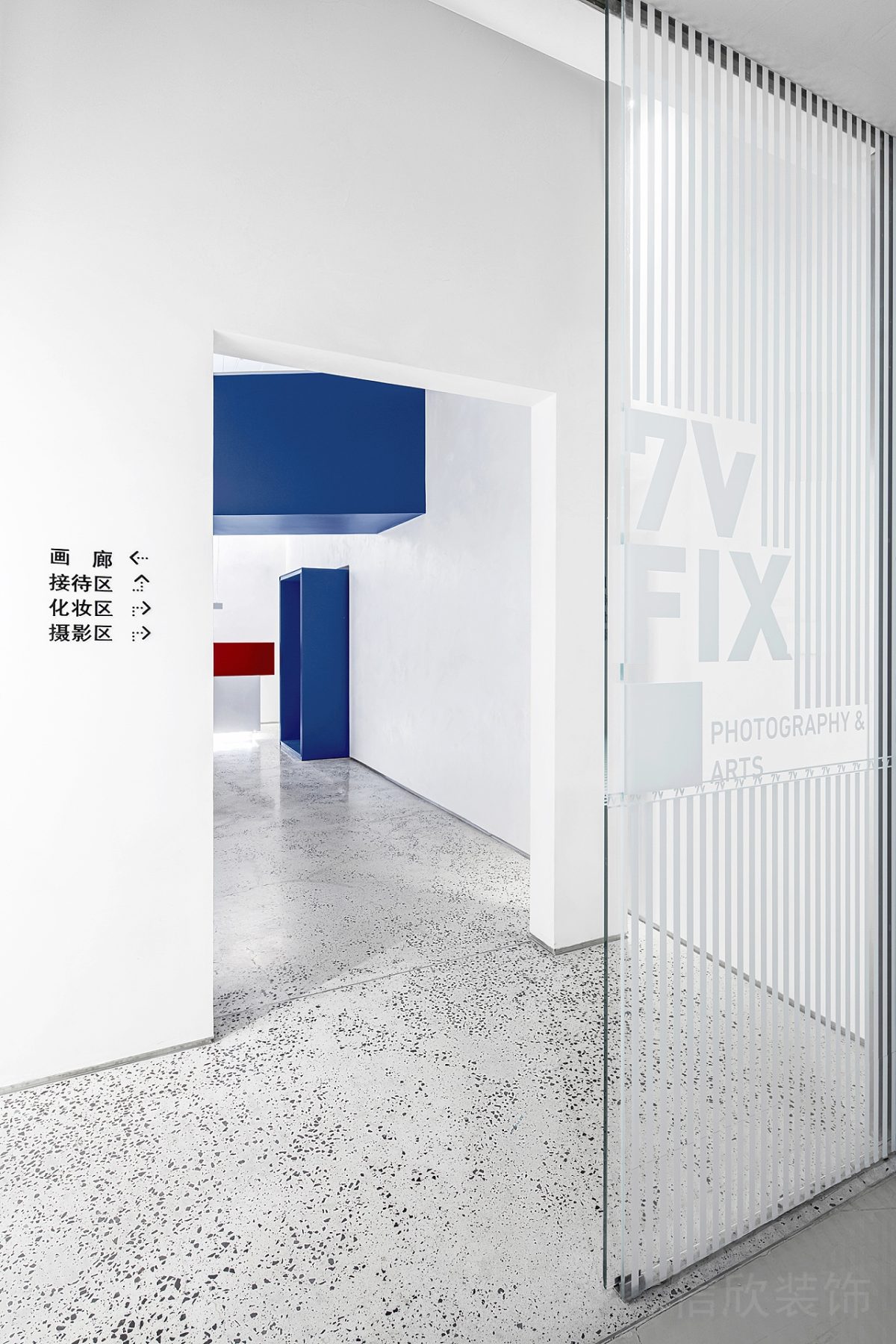 玻璃智能平推門設(shè)計(jì)效果條紋貼紙字母效果水磨石地板辦公室設(shè)計(jì)