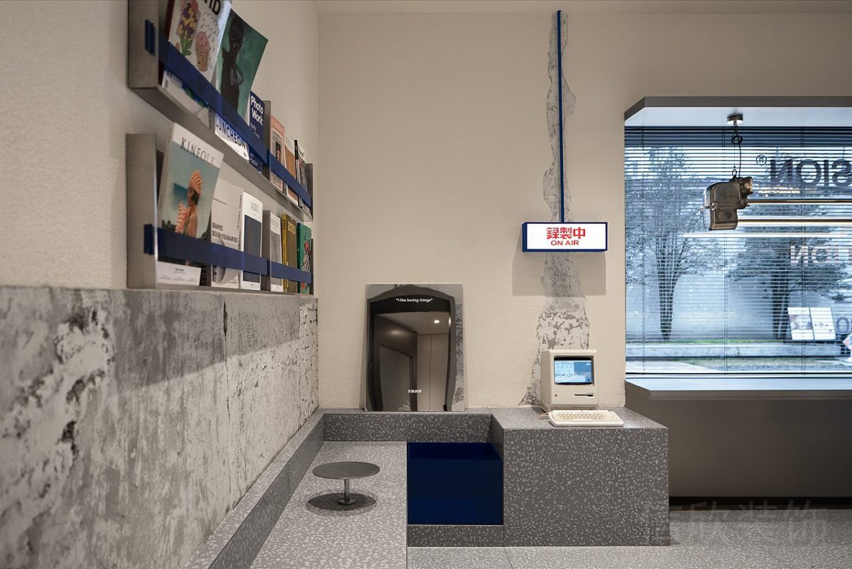 半墻設(shè)計(jì)灰色效果水磨石座椅效果藍(lán)色儲(chǔ)物柜效果辦公室裝修