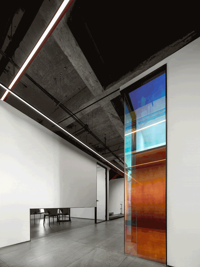 彩色玻璃隔斷效果裝修設計辦公室工業(yè)風隔斷效果裝修