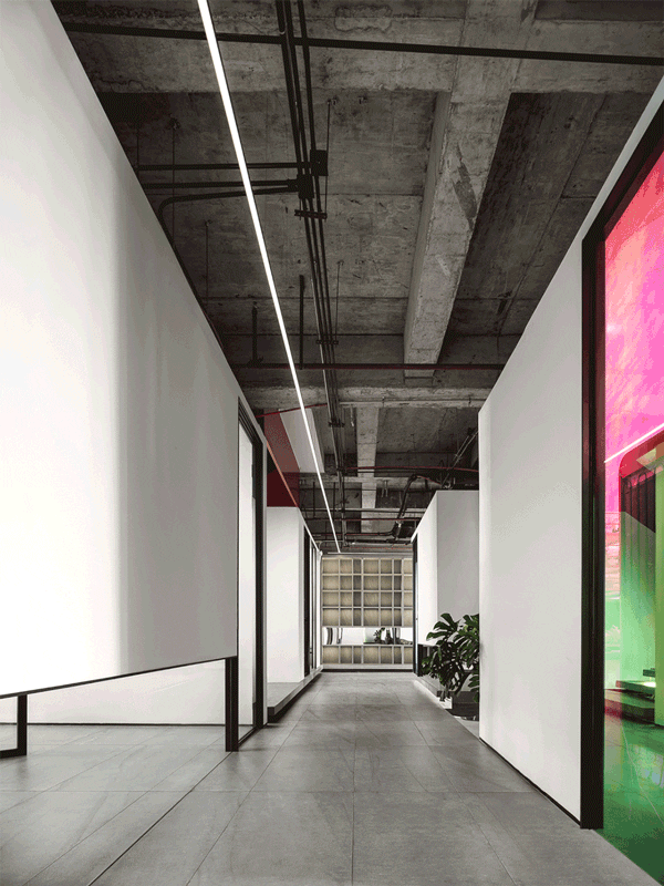 彩色玻璃視覺設計多角度光澤過道工業(yè)風黑白色調墻體隔斷裝修