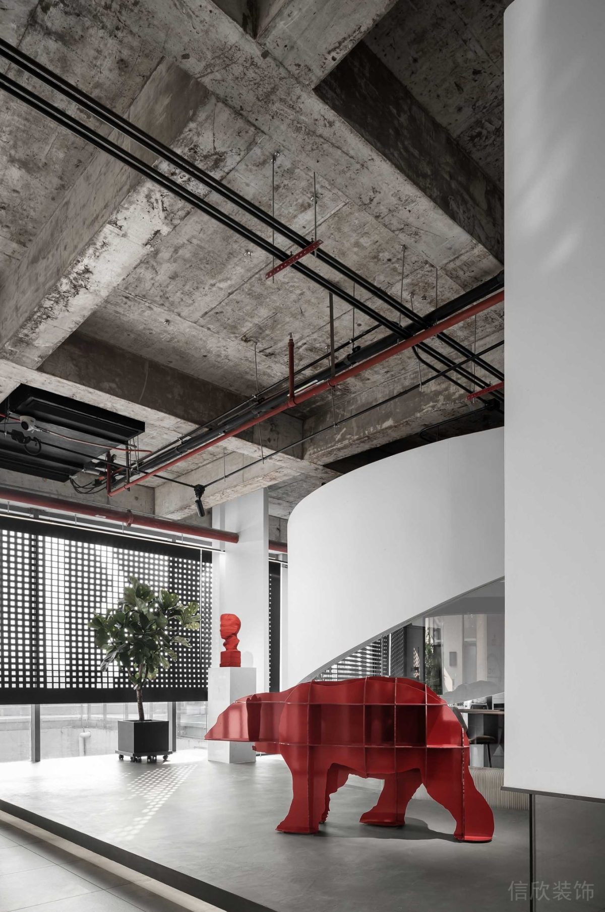 工業(yè)風辦公室裝修設計黑紅管道裸露設計地臺效果燈飾弧線墻體隔斷辦公室