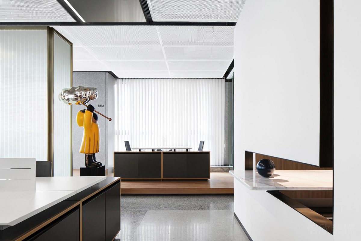 黑白色調(diào)現(xiàn)代簡約風辦公室效果鏤空墻體隔斷圖