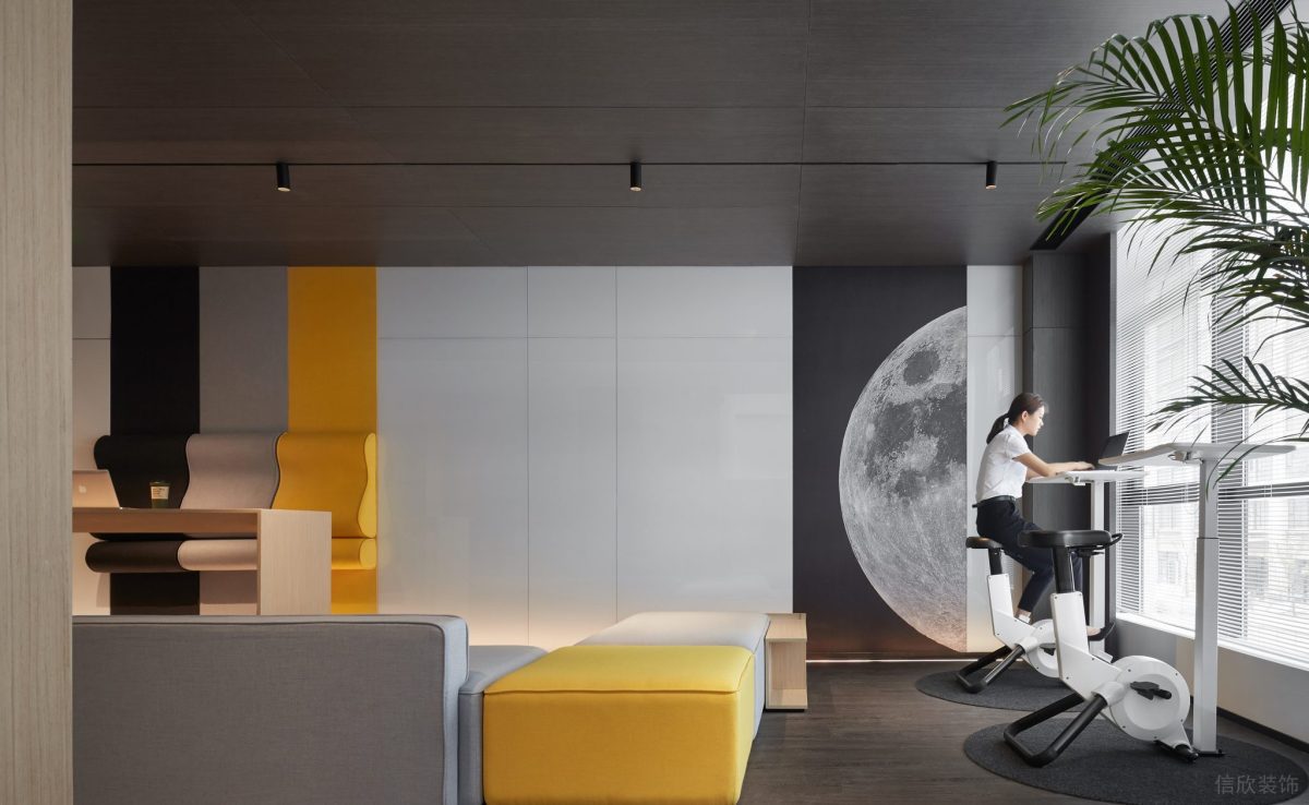 灰色紡織沙發(fā)設(shè)計(jì)原木天花板裝修辦公室員工休息區(qū)設(shè)計(jì)圖